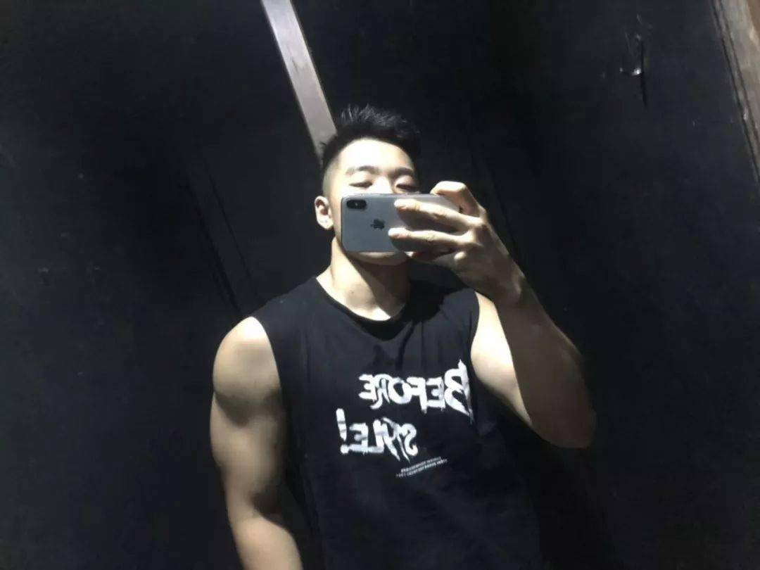 在家健身小心越练越丑男生分享在家就能健身的好方法