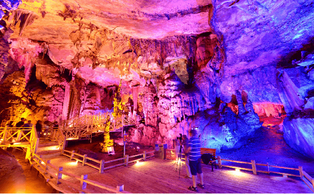 济公岩溶洞内面积约5000平方米,洞高10—15米不等.