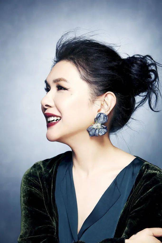 濒临破产的未婚妈妈,卖房创业,如今她的珠宝价值千万_赵心绮