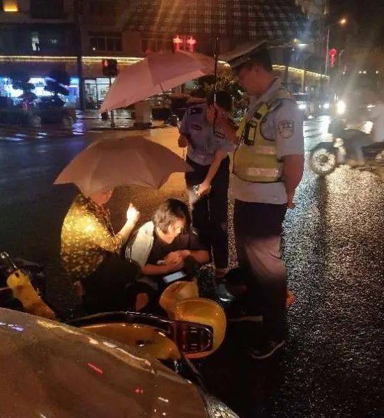 暖新聞丨女子雨夜騎車遇車禍民警雨中撐傘守護救治