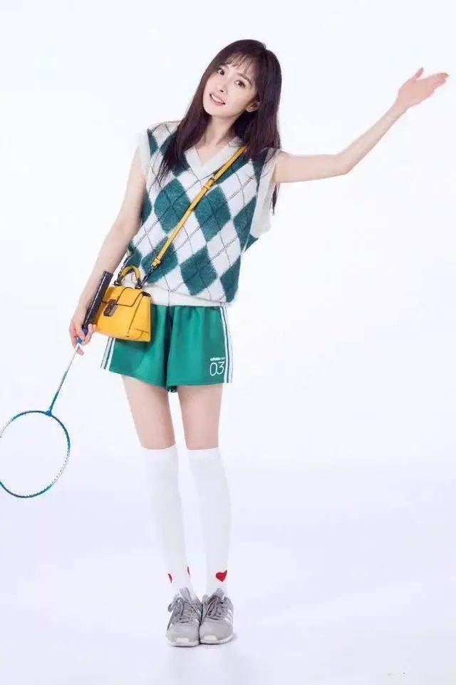 女生对于长筒袜造型驾驭可以点亮更多风格,衬衫 短裤的搭配简单又百搭