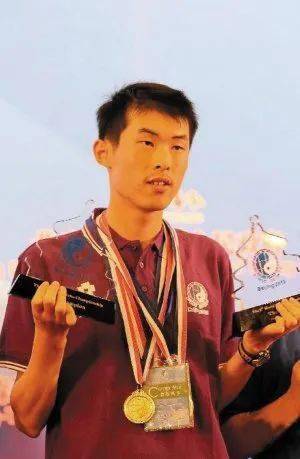 金策比我低一届的学弟苏士千(高二参加物理竞赛进入集训队,已被保送