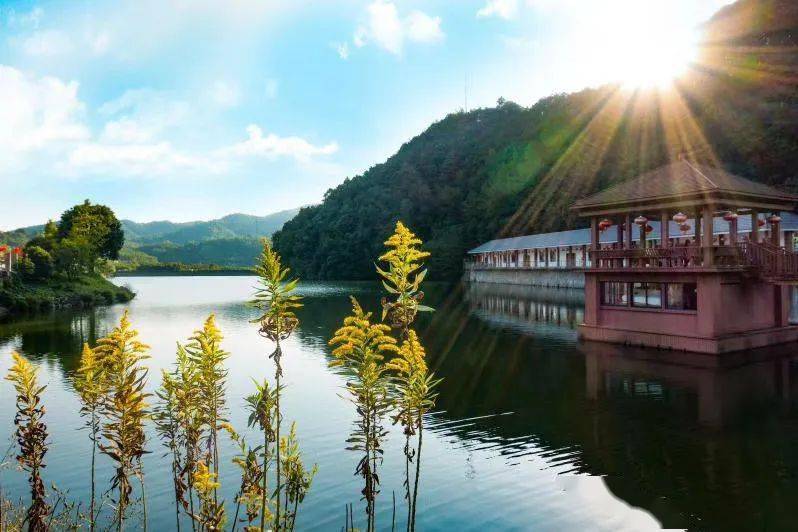 度假村坐落在石门岭旅游集散附近,毗邻湘溪村水库,既能欣赏湖景,又能