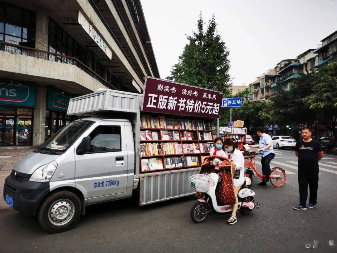 河内，越南- 2016年2月28日：越南报纸在报摊的待售在河内街道 编辑类图片 - 图片 包括有 背包, 媒体: 111465495