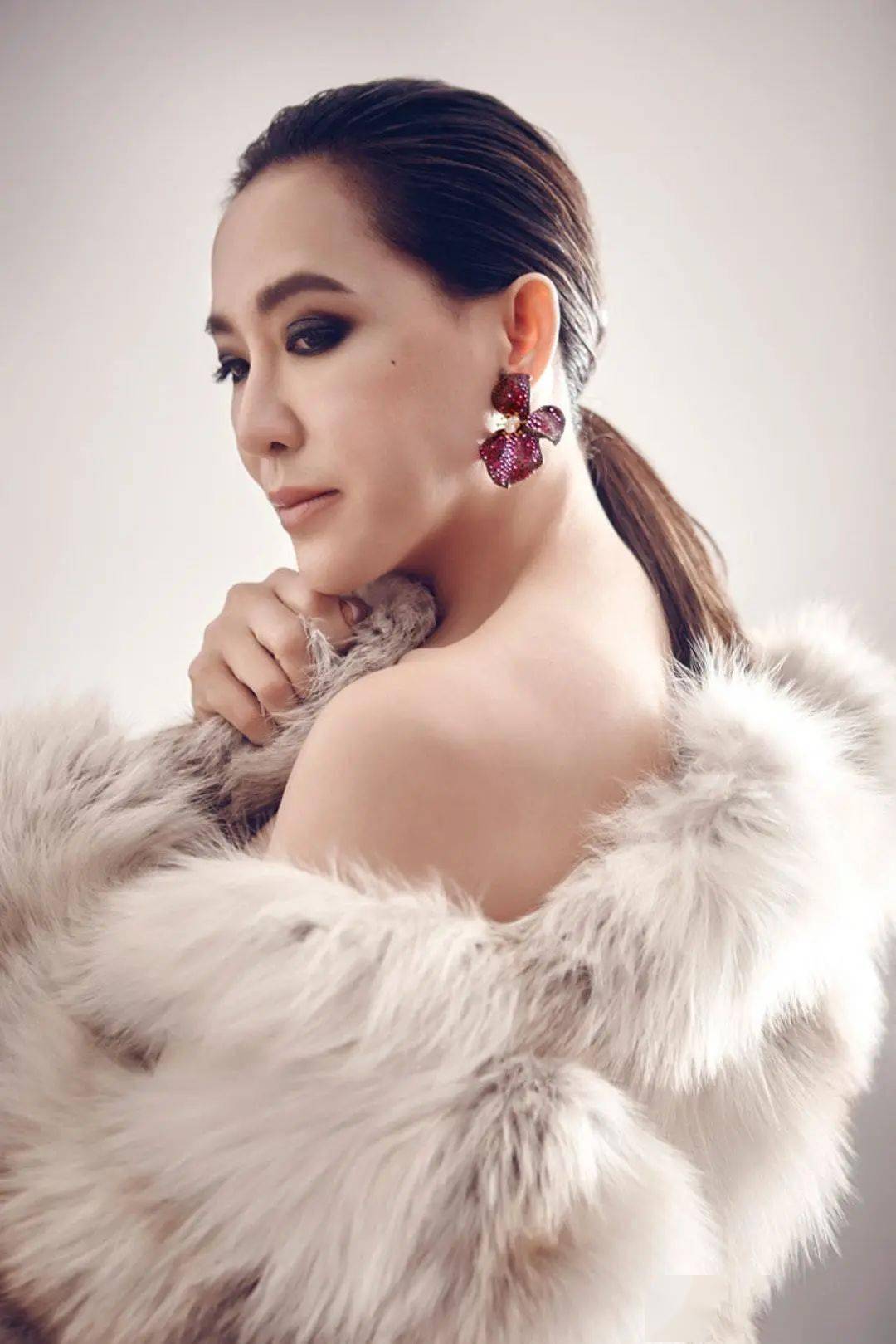 濒临破产的未婚妈妈,卖房创业,如今她的珠宝价值千万_赵心绮