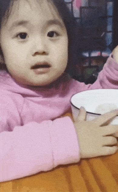 一个小女孩吃饭的时候,突然抬起头问她妈妈:「妈妈,你为什么生气啊?