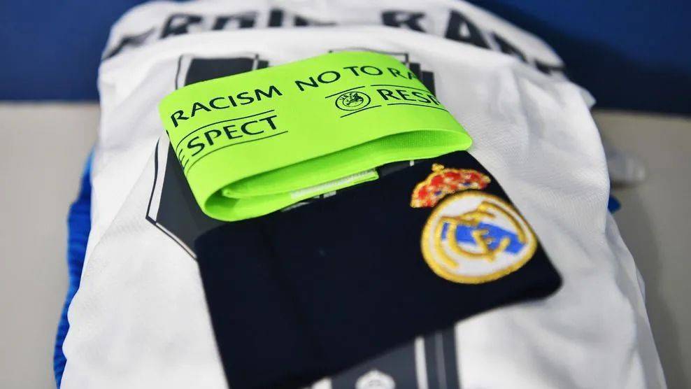 2003年,时任队长耶罗离队,26岁的劳尔接过皇马队长袖标,除了为球队