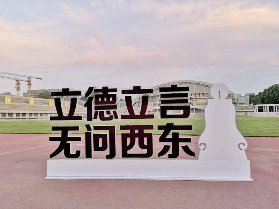 早上7点,负责接站工作的老师和志愿者们就从校园集合出发,分别前往