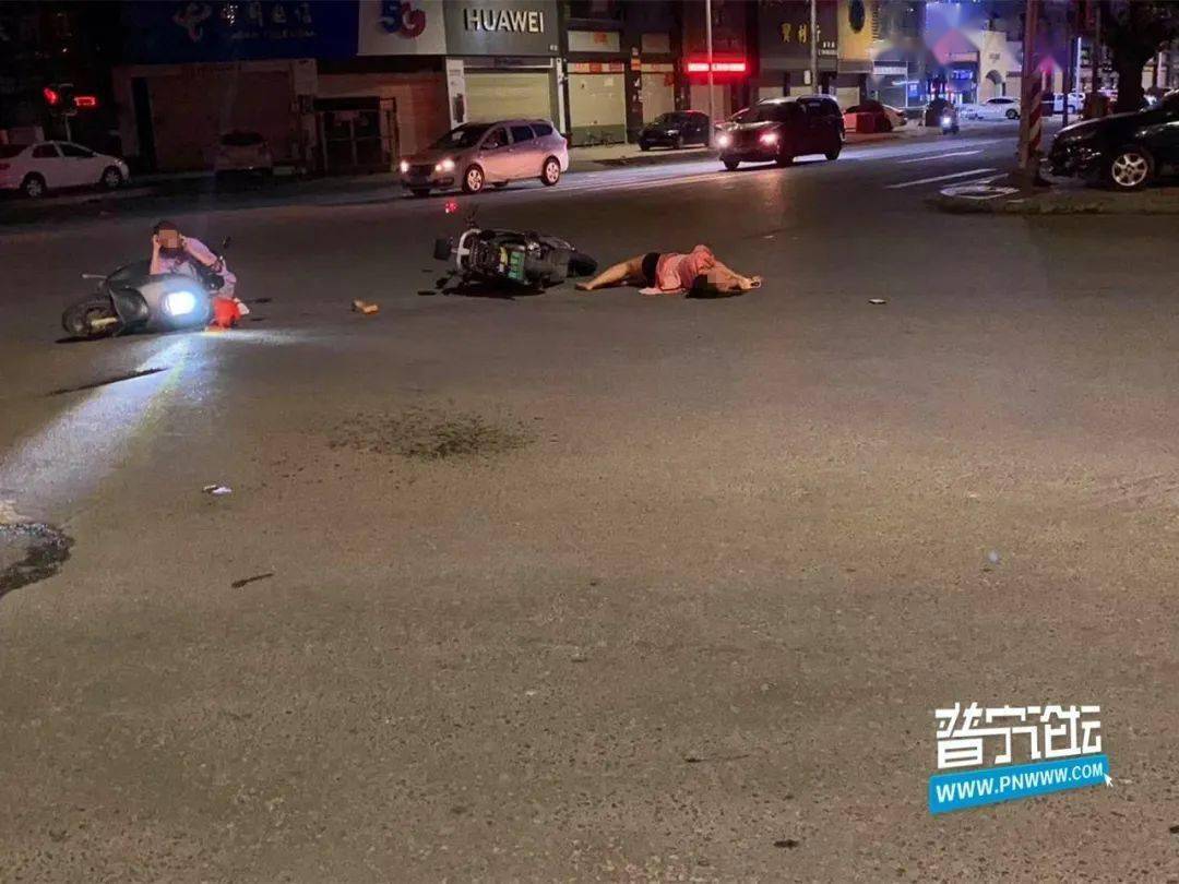 事故!普宁赤华北路某路段两电动车相撞,两女子受伤倒地