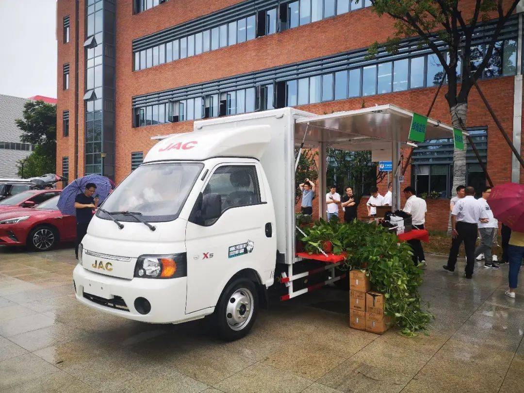 江淮轿卡售货车批量交车让练摊儿焕发新活力