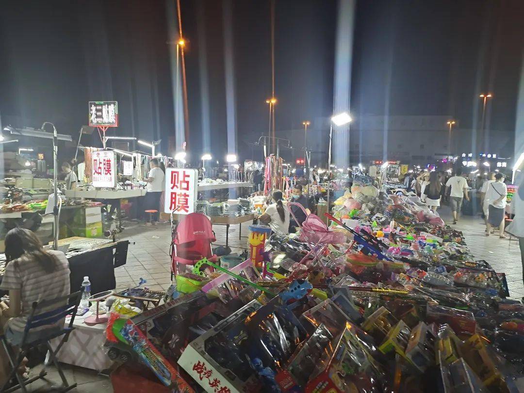 夜摊经济烟火濮阳实拍濮阳市体育广场的夜摊儿