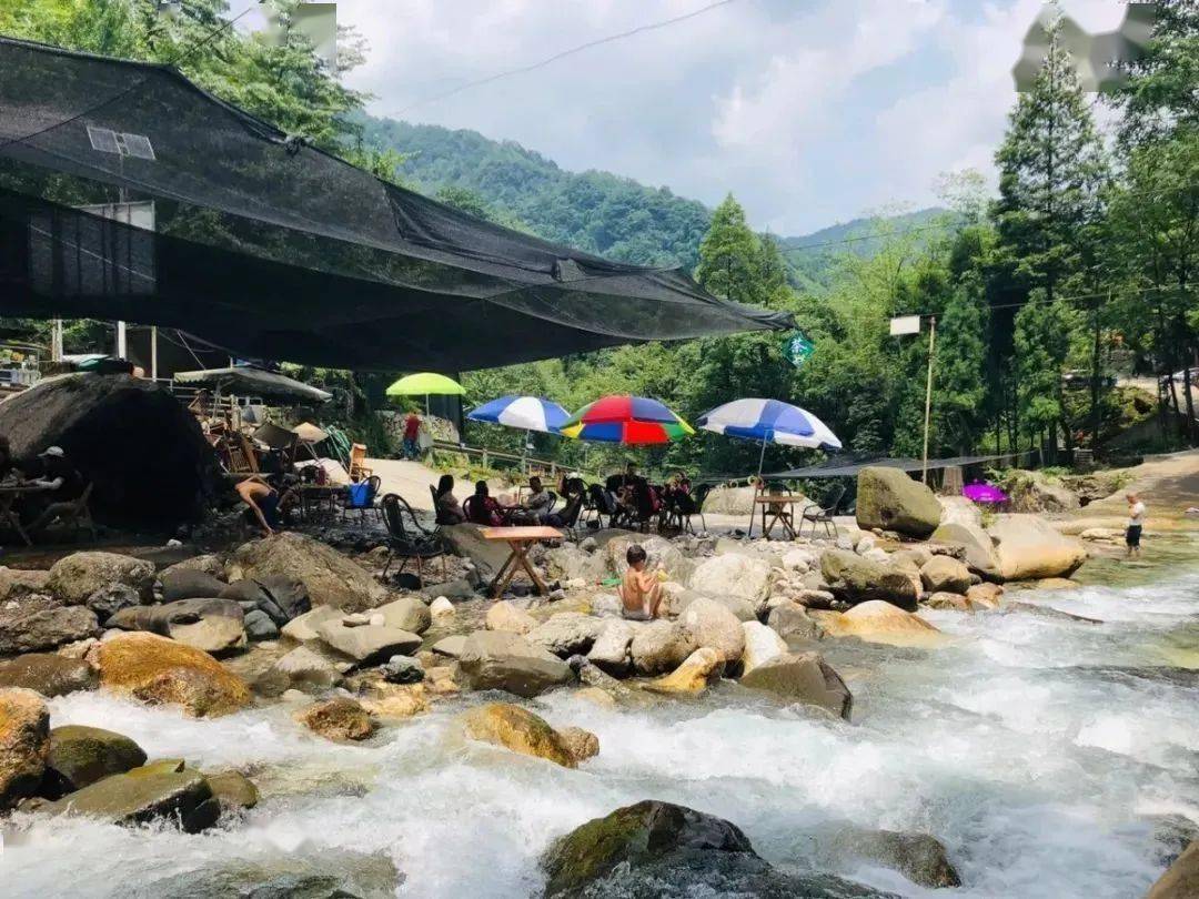 有"小九寨"之称素有"人间龙宫"的美誉九龙沟地处龙门山断裂带崇州九龙