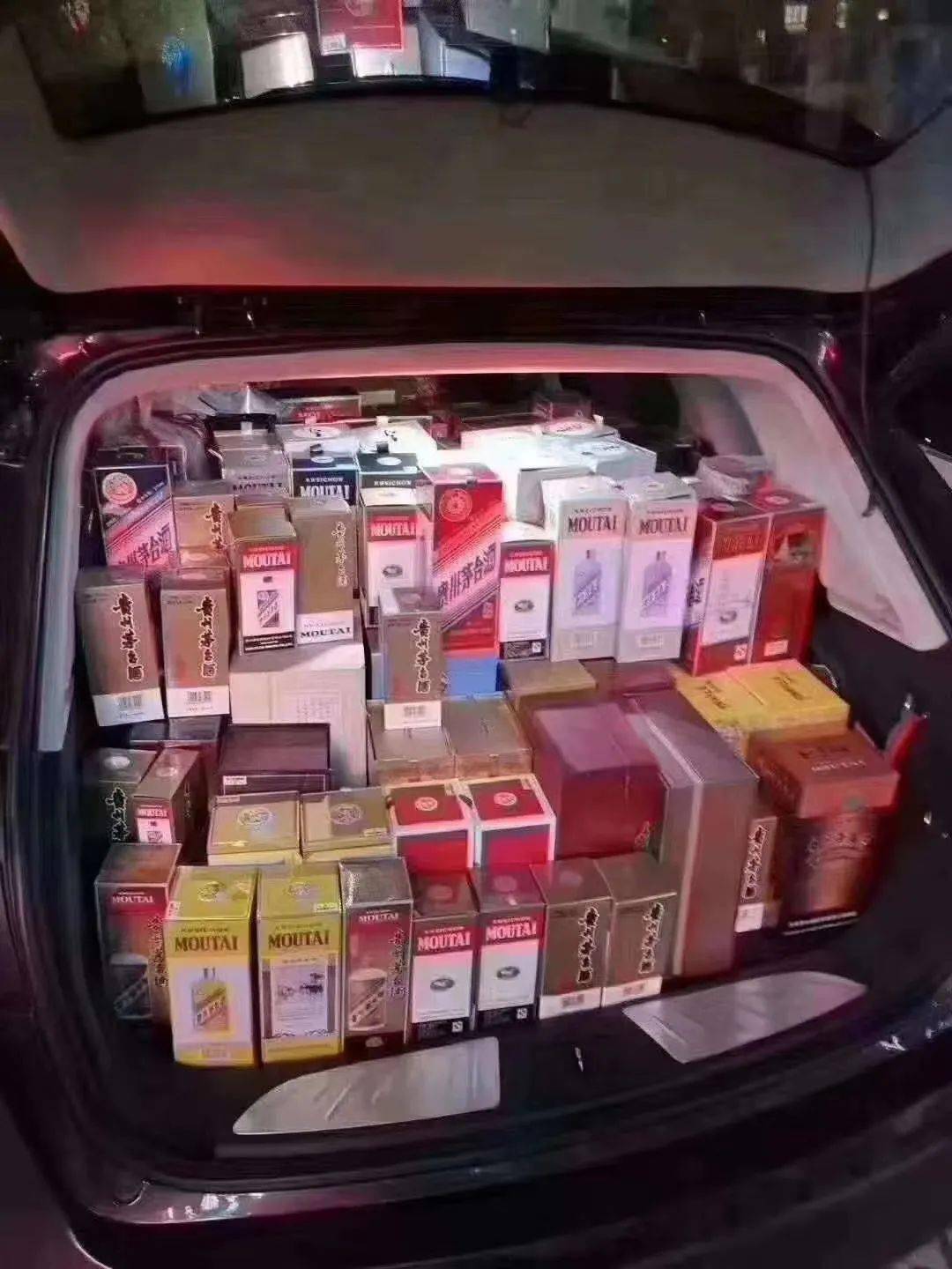 小姐姐放弃了烟酒专卖店,选择了摆地摊不要以为大家只是嘴上说说哦