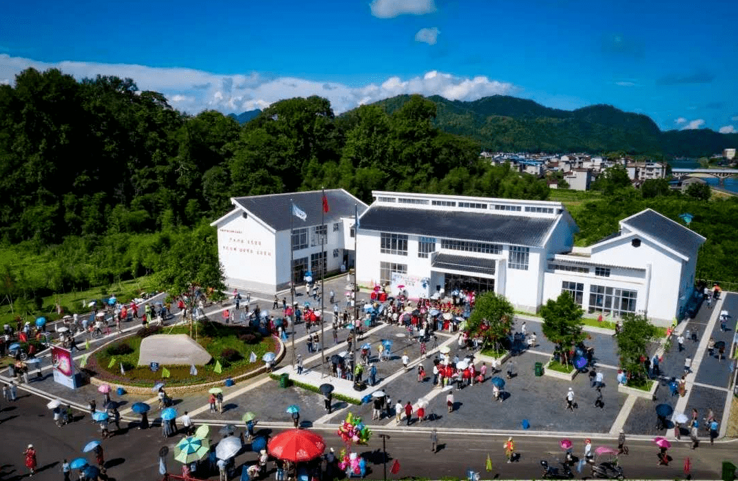 圆梦村里有梦想有诗有远方