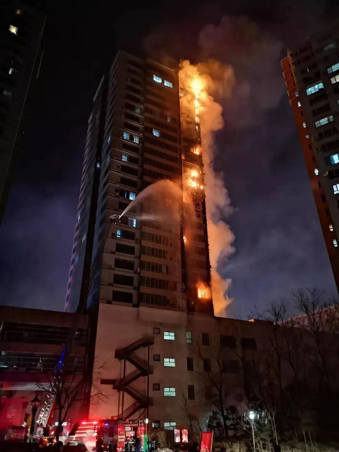吓人190米高住宅楼燃起大火瞬间烧成一个冲天火柱高楼火灾如何逃生