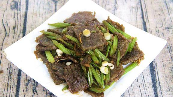 河南大排档的热销美食烧皮渣口感焦脆超级好吃