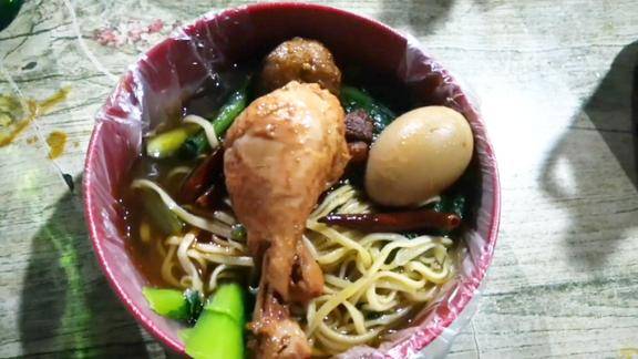 九零后小伙子摆摊卖牛肉板面每天都自己吃一碗加鸡腿加肉