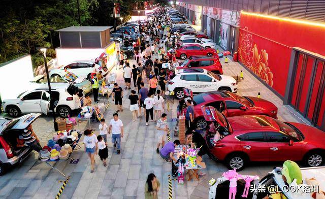 洛阳汽车后备厢集市人气很旺有人开着宾利和奔驰都来摆摊了