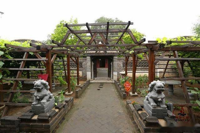 走进兴城古城,路过祖氏石坊,欣赏辽西特色的四合院_牌坊