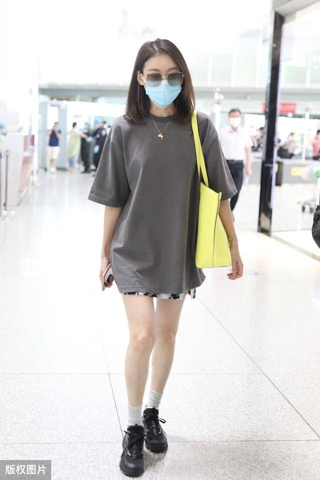 总是"不温不火"的高露其实演技不错,机场穿搭也是休闲时髦