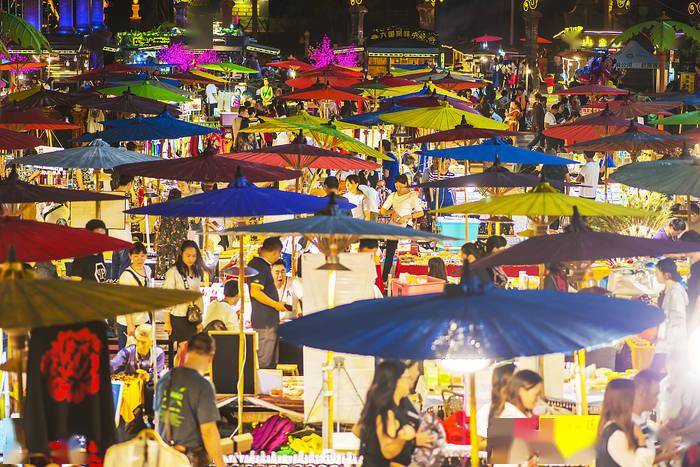 摆地摊曾经是迫不得已,现在却成了热门职业