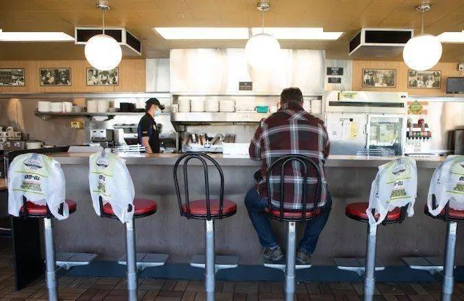 奇葩!脑洞大开!新冠下,各家餐厅想出的保护措施,简直太拼了啊!