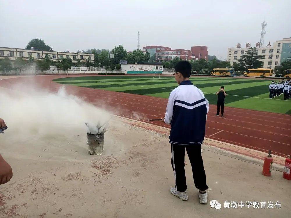 【新时代文明实践】黄墩镇初级中学举行"校车安全演练"活动