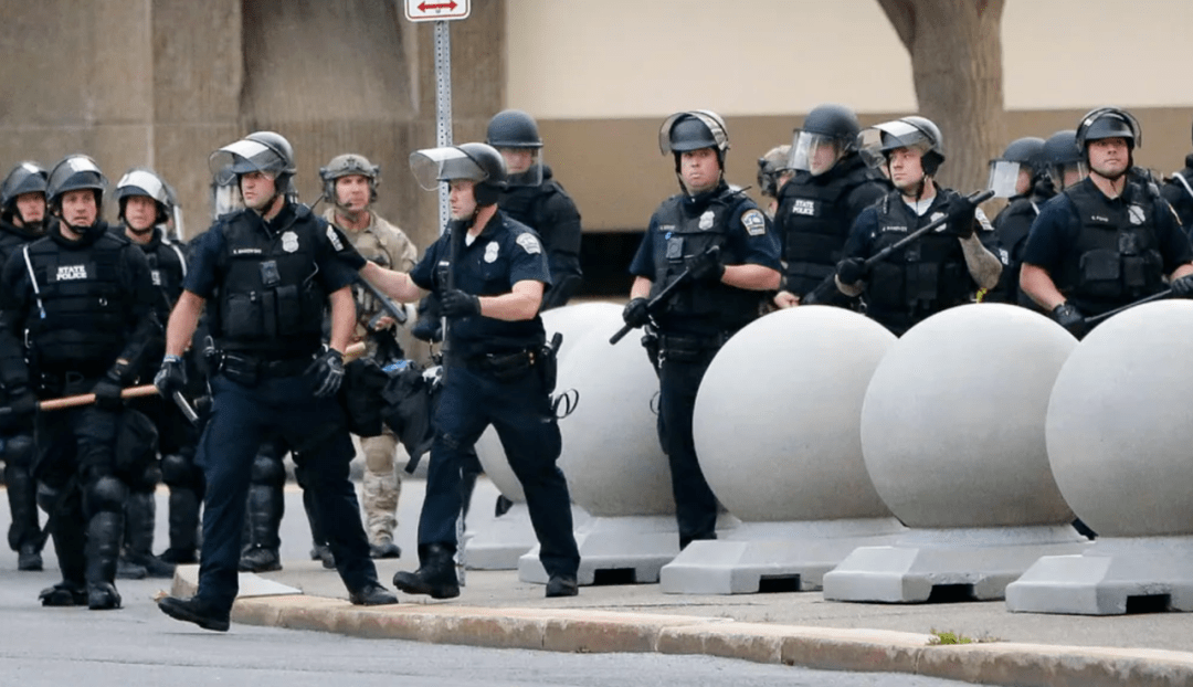 美国再爆警察暴力执法!华盛顿纪念碑遭雷劈,美国最大国旗被撕碎