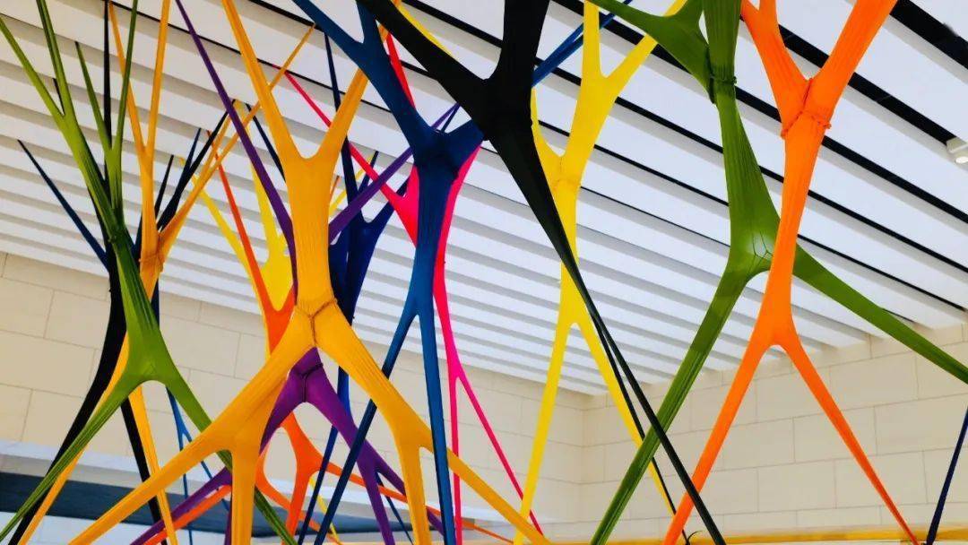 公共艺术是处于包括实体与虚拟在内的公共空间,与社会公众产生连结