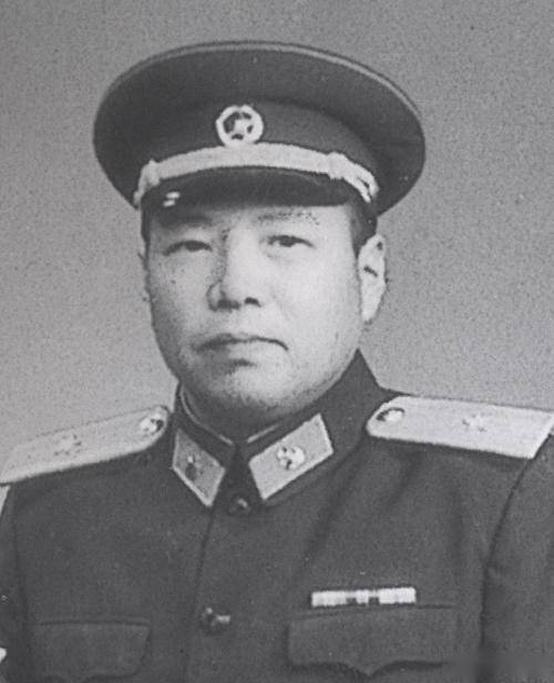 李定灼将军激战中,敌人地形占据优势,王希林和其他7名战士在战斗中