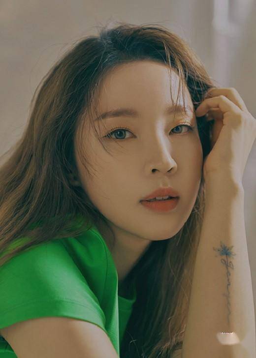 韩国女歌手全智允最新杂志写真曝光