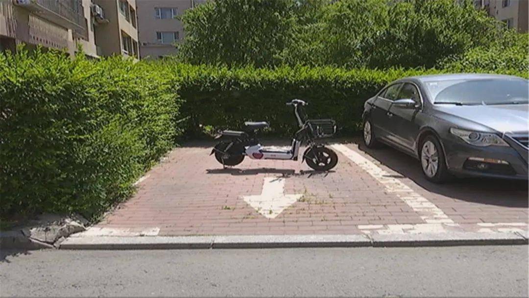 铁桶轮胎齐上阵长春这个小区上演占车位大战