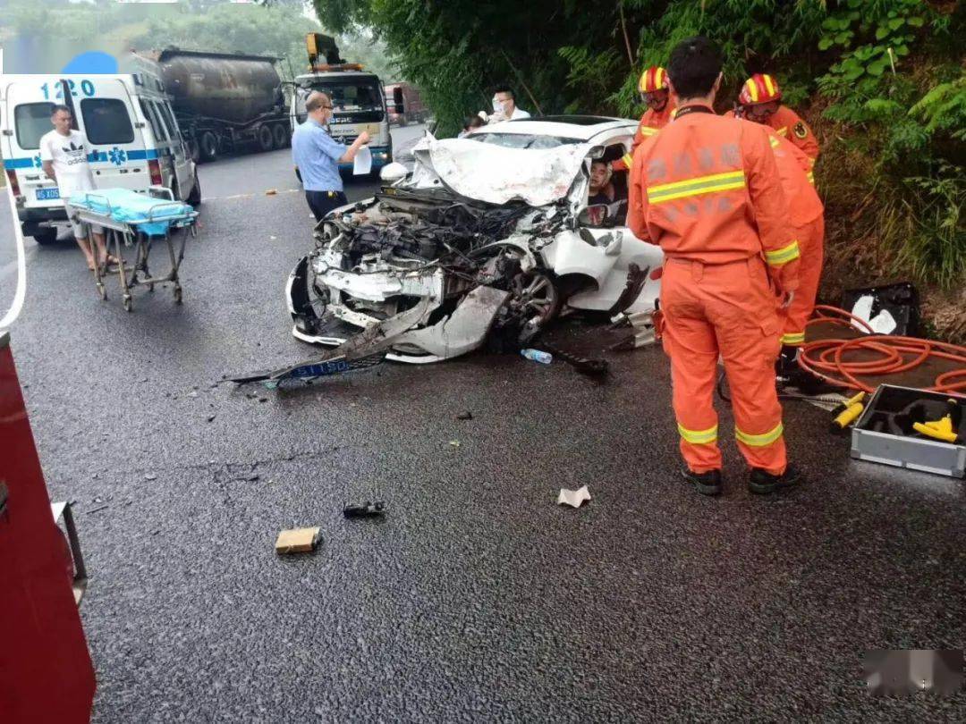 今早达州连发6起车祸车子遭撞烂完有人当场死亡