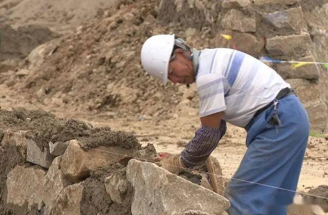 正在进行浆砌片石挡墙施工工人们茶院至东屿公路工程项目建设现场在