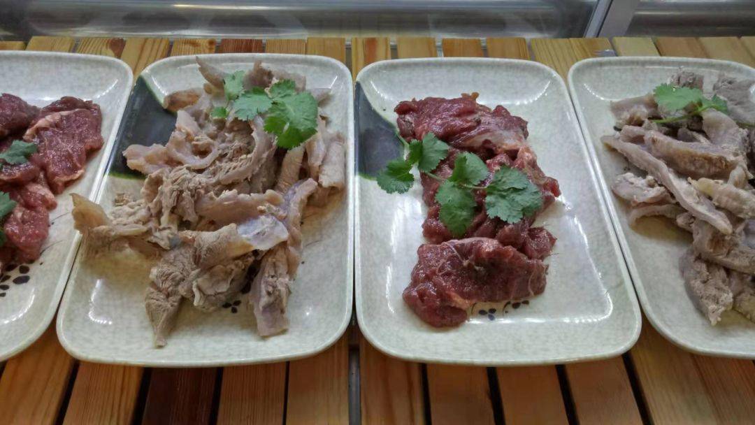 潮牛道(景泰店)强势升级,福利大放送:牛排吃一斤送半斤,鲜活小龙虾吃