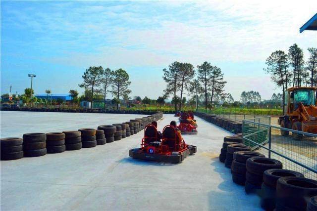 古石龙休闲度假农场古石龙农场游玩项目1莲蓬依然挺立着荷花随风飘落