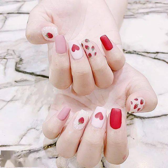 清爽夏天做这款美甲很应季