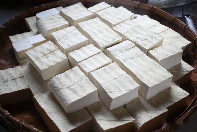 担当和尚发现,当把油炸豆腐泡进灶灰水中后,油就会脱脂,油炸豆腐就会