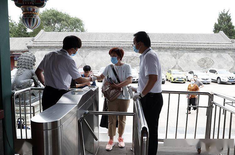 6月9日,颐和园文昌院检票口,游客出示实名购票证件.