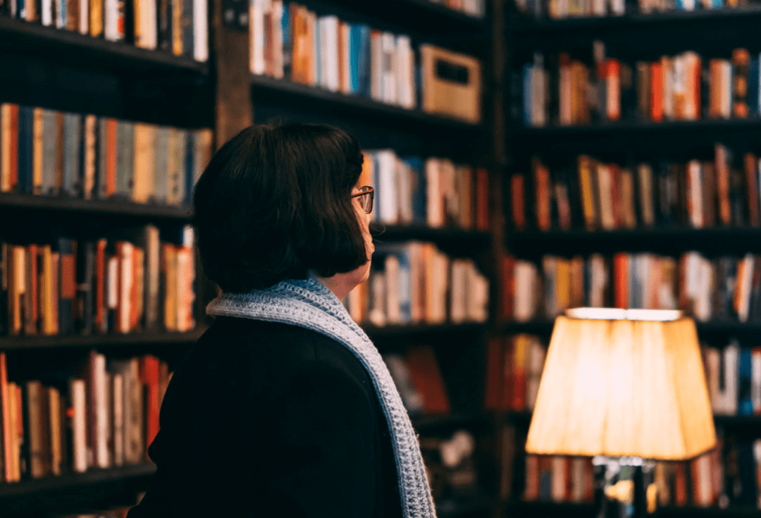 没读书习惯的人受眼前世界禁锢_一个人