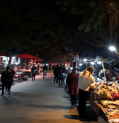 摆地摊团团带你重走青白江夜市