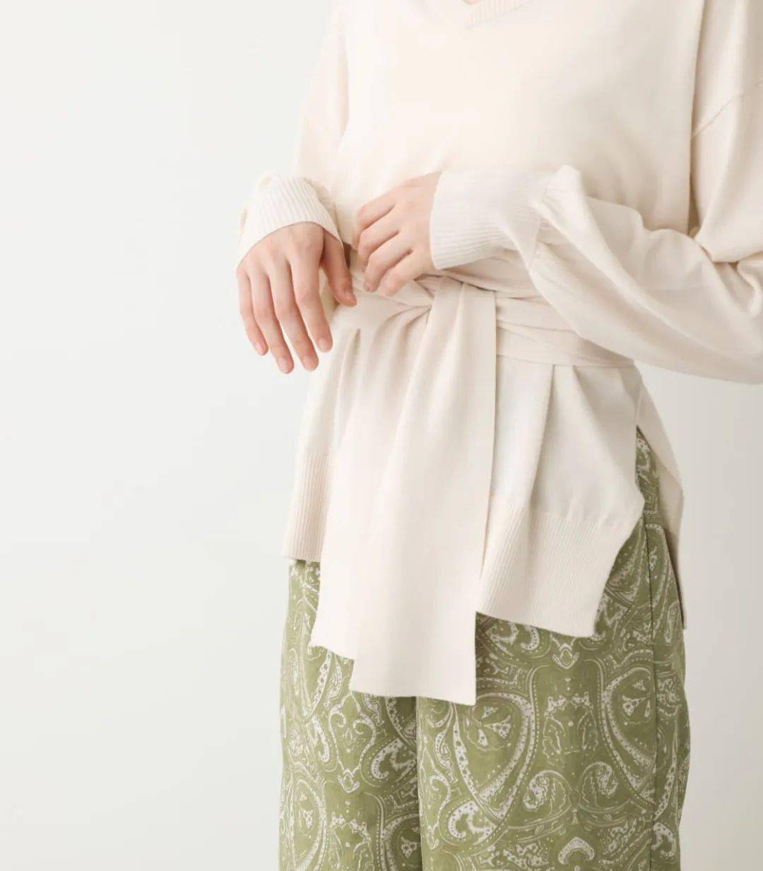 接近衣服最下面5cm左右的部分叫服装下摆.