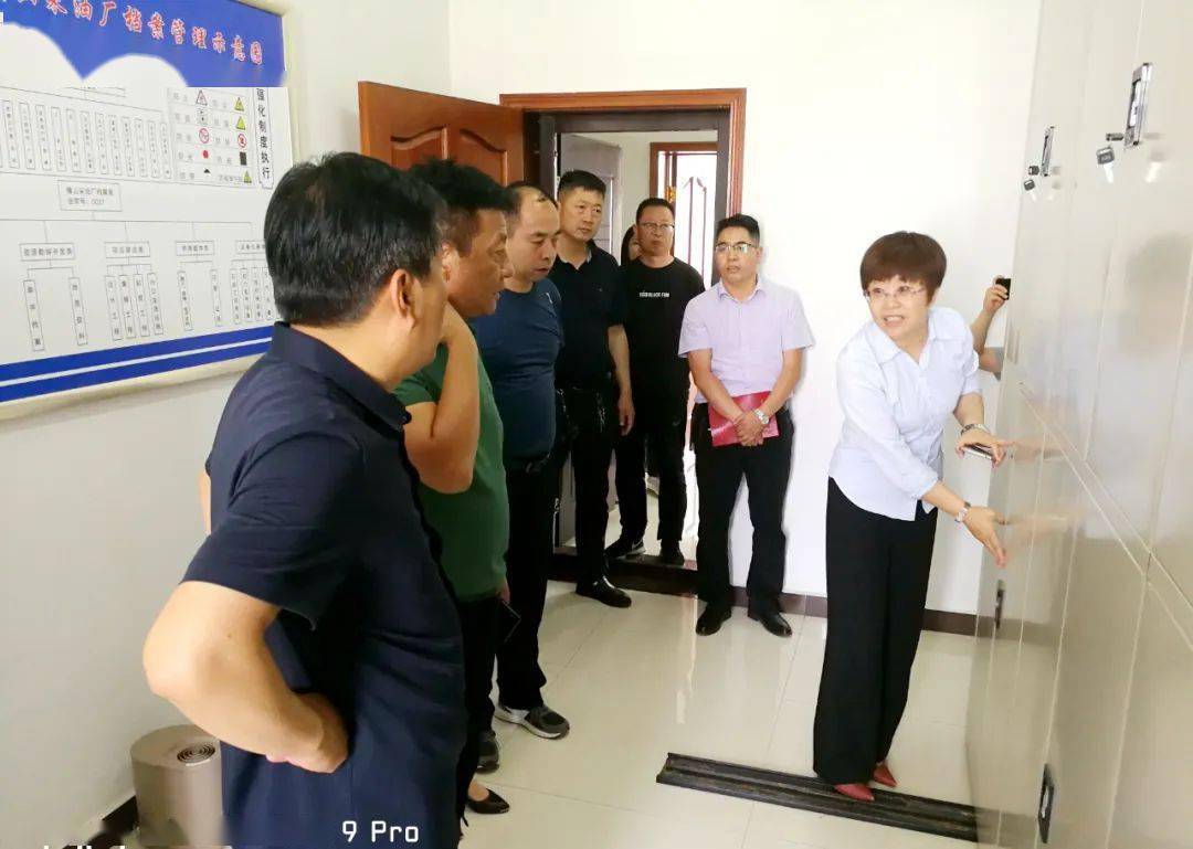 郑忠文到横山采油厂调研指导档案管理和地质资料清理补交工作