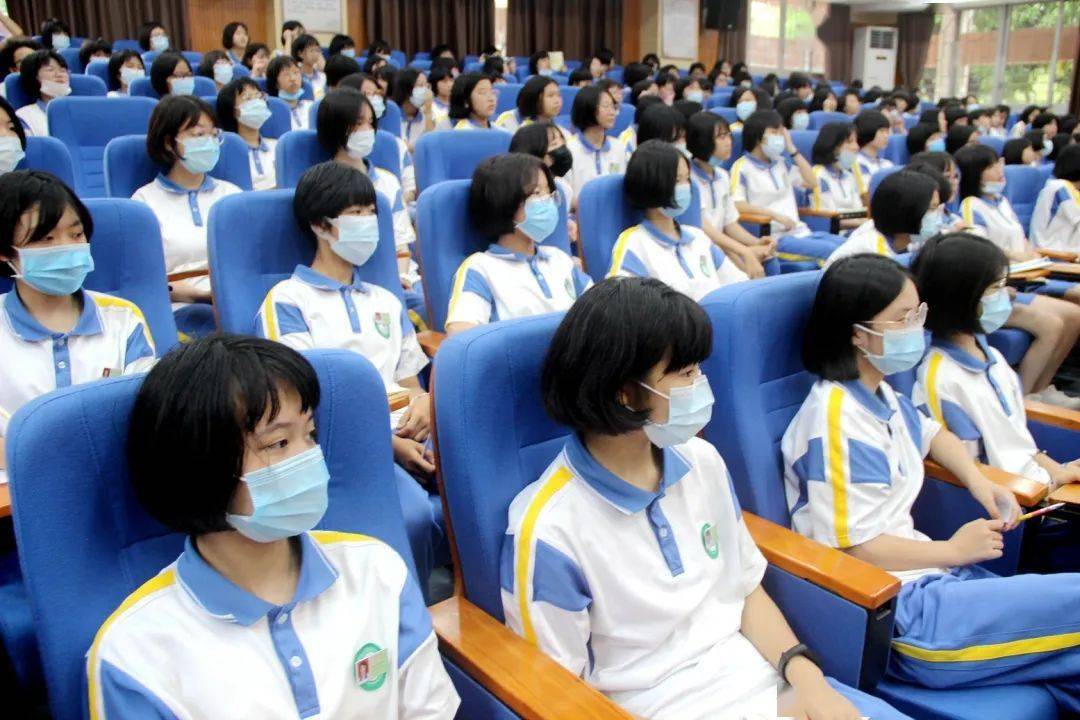 崇德尚学和雅金中青春健康花季绽放金沙中学初一级学生青春期教育知识