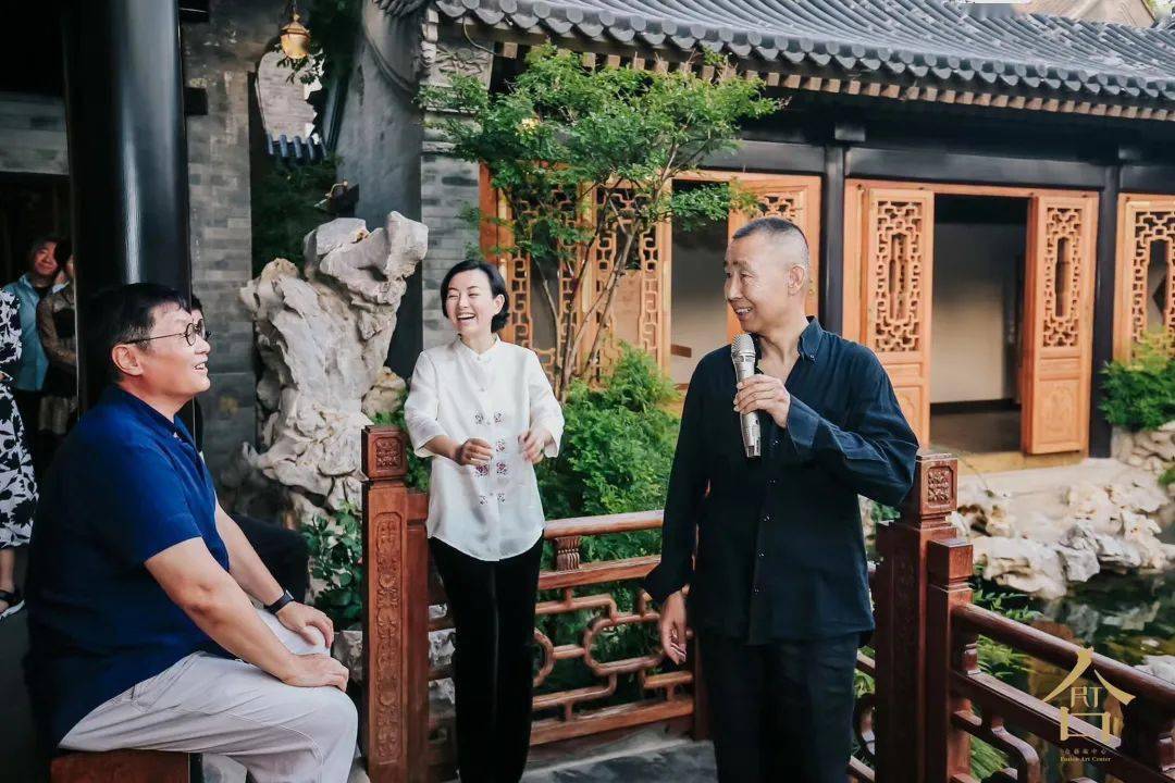 合艺术中心创办人,策展人雅行(中),展览发起人,收藏家刘钢(左)在开幕