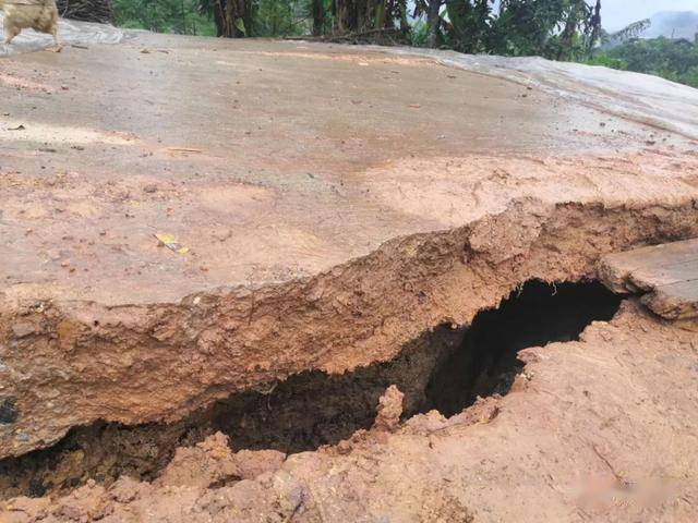 桂林平乐地面下沉路面塌方平乐镇政府提前组织犁头山村民成功避险