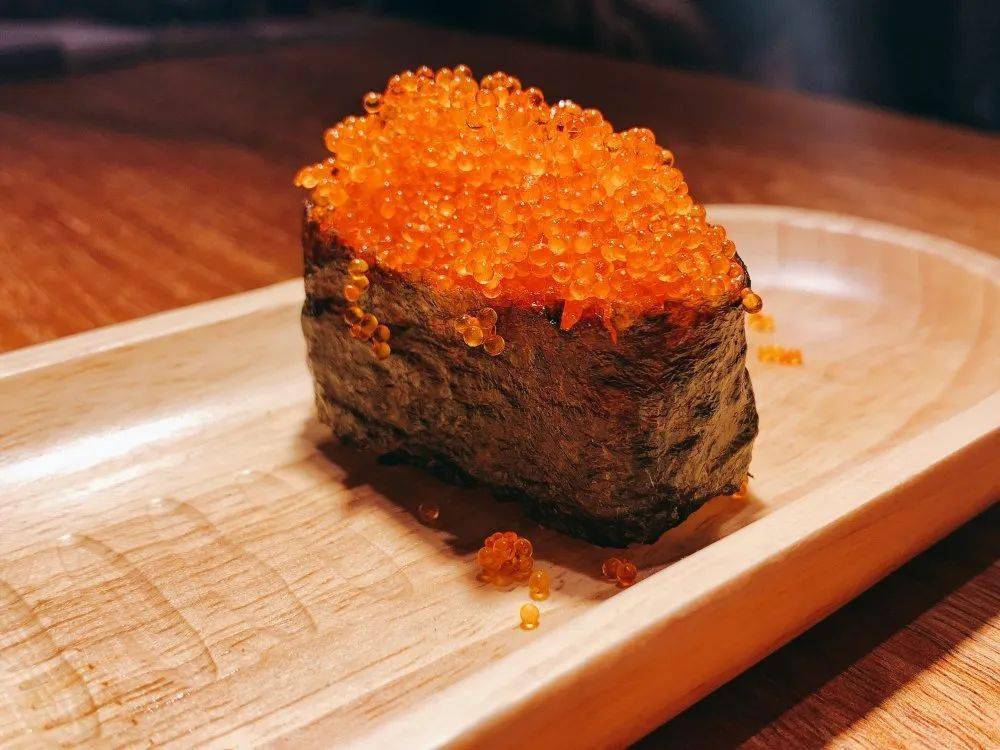 要是加上配料通过火焰的炙烧, 飞鱼籽军舰寿司 鱼籽寿司也是寿司里的