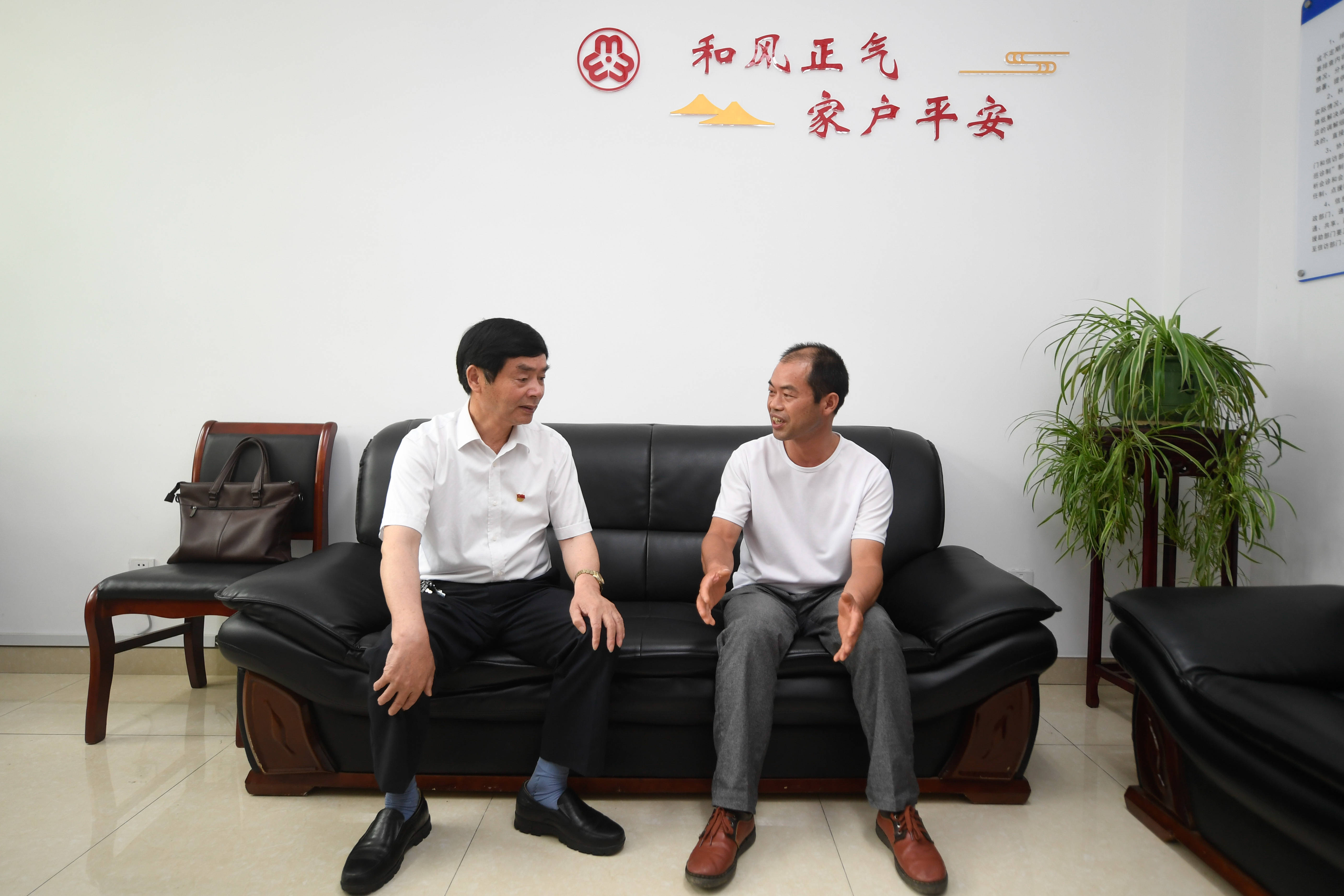 6月10日,安吉县社会矛盾纠纷调处化解中心调解员王正平(左)在接访群众