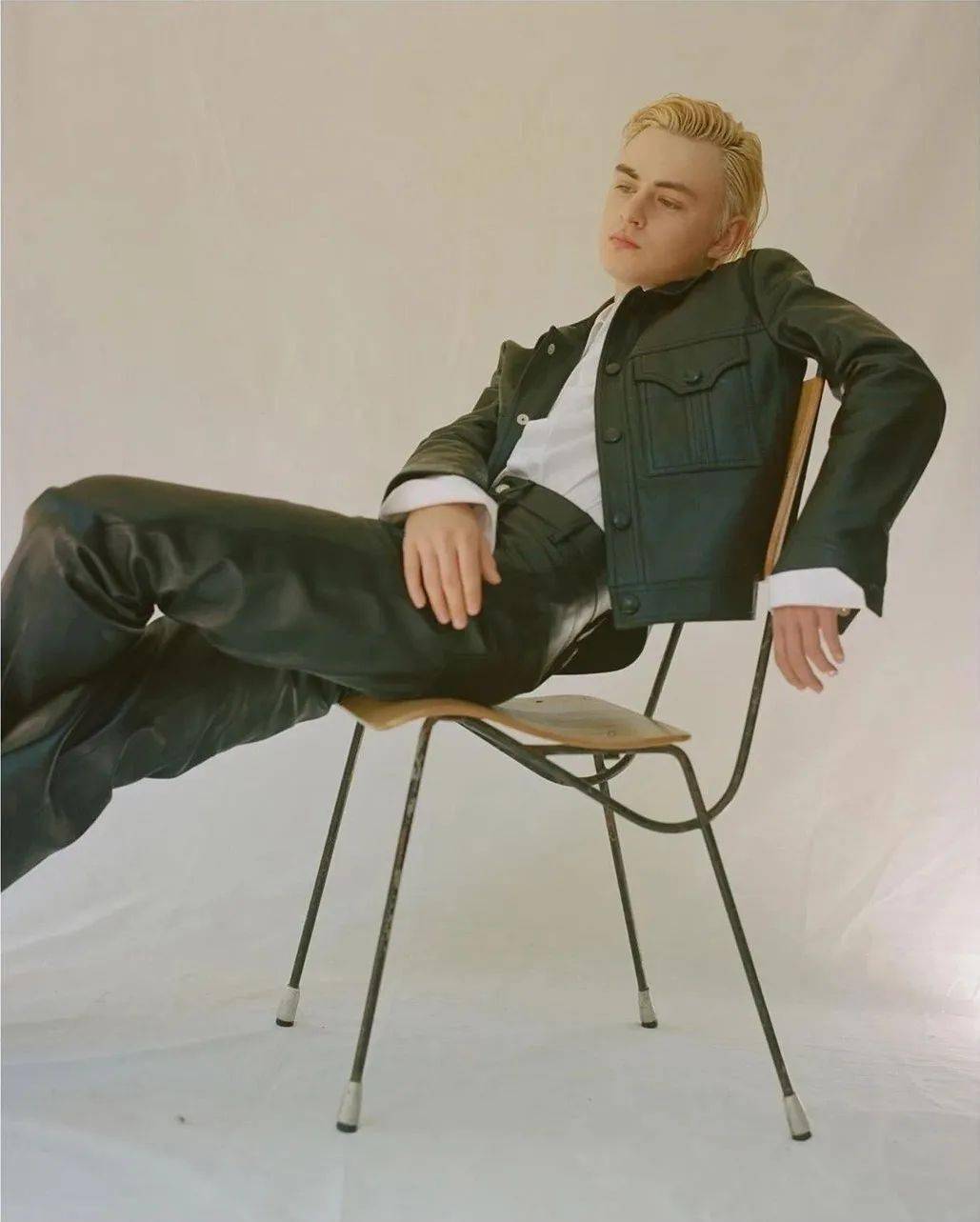 所有跷二郎腿的女孩,都是这个下场..._动作