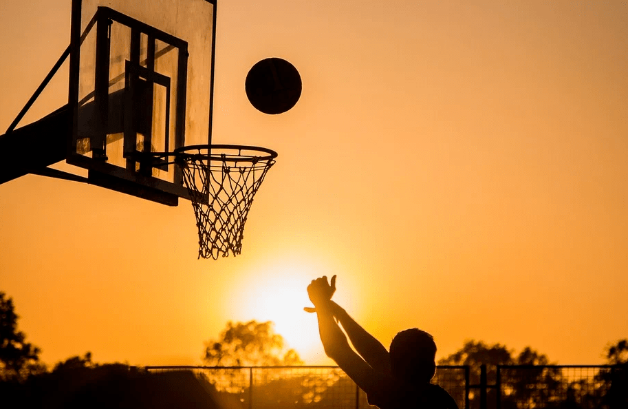 打篮球的身影了小小的篮球场上夕阳下的黄昏艳阳高照的午后夏日的清晨